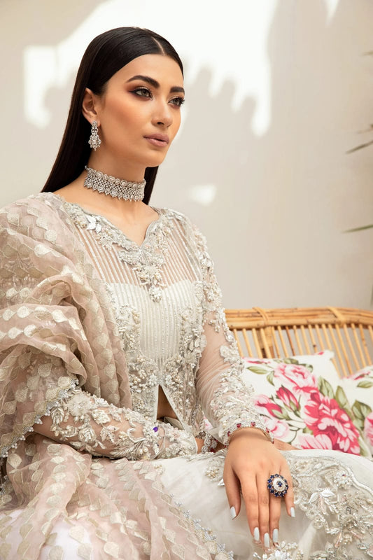 Mariam Hussain white skin dupatta