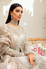 Mariam Hussain white skin dupatta